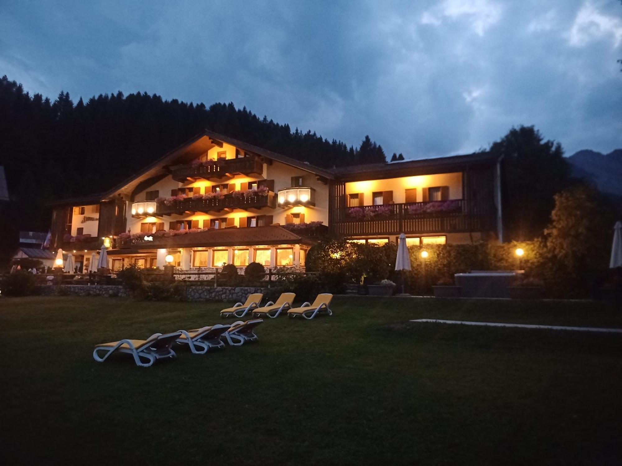 Park Hotel Arnica Фалкаде Екстериор снимка