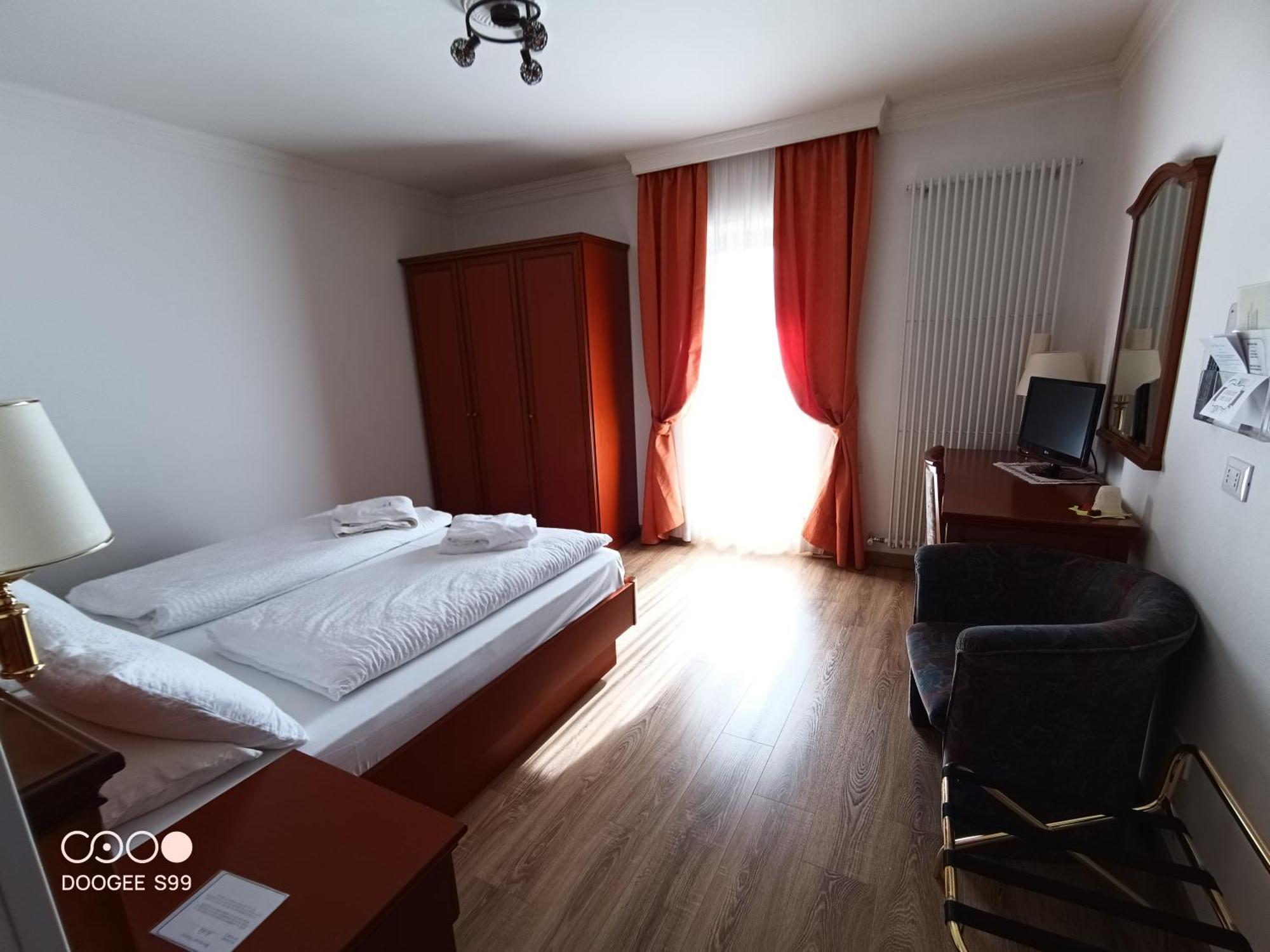 Park Hotel Arnica Фалкаде Екстериор снимка