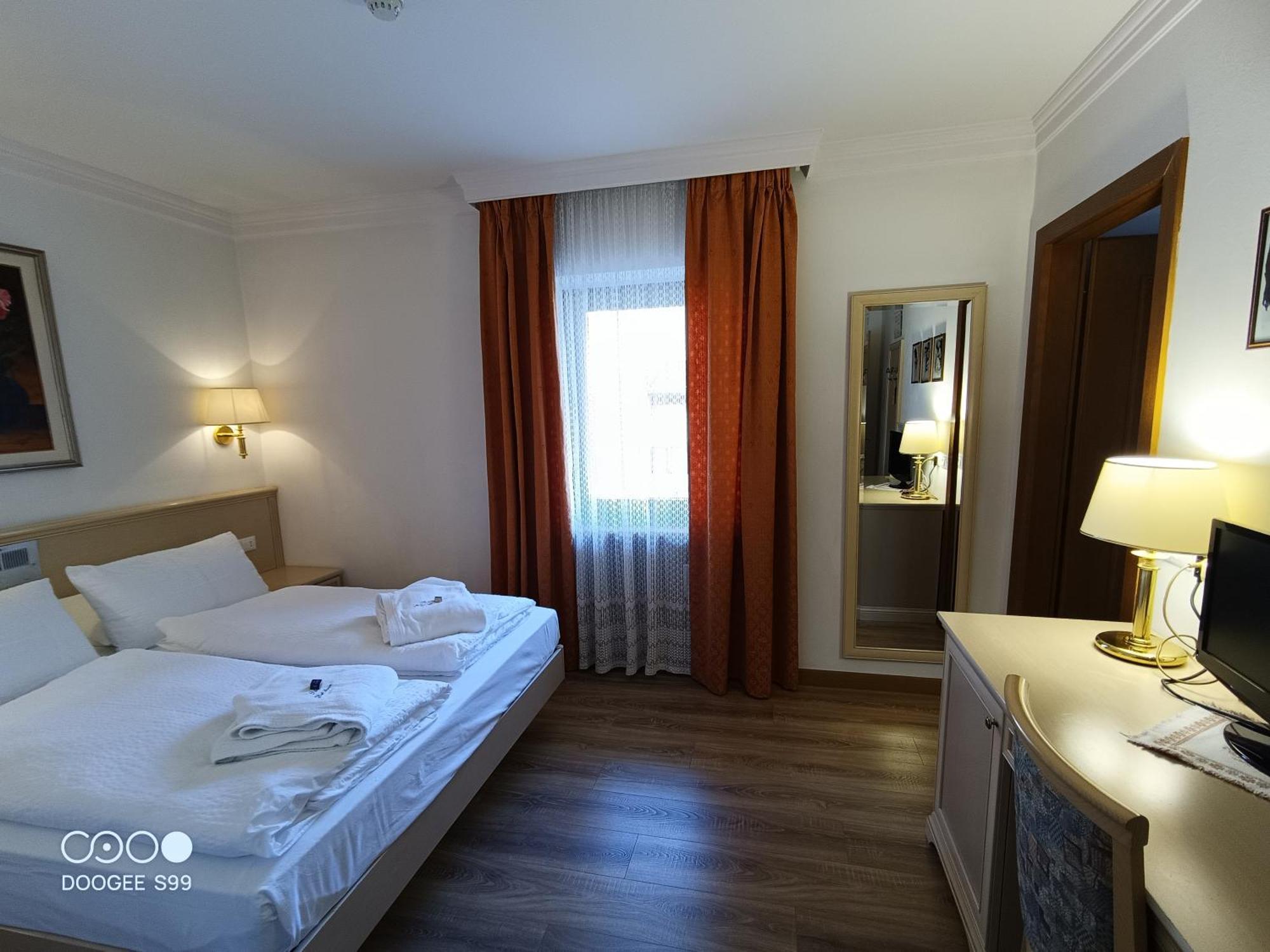 Park Hotel Arnica Фалкаде Екстериор снимка