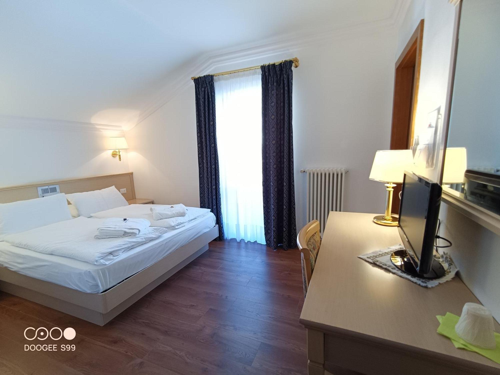 Park Hotel Arnica Фалкаде Екстериор снимка