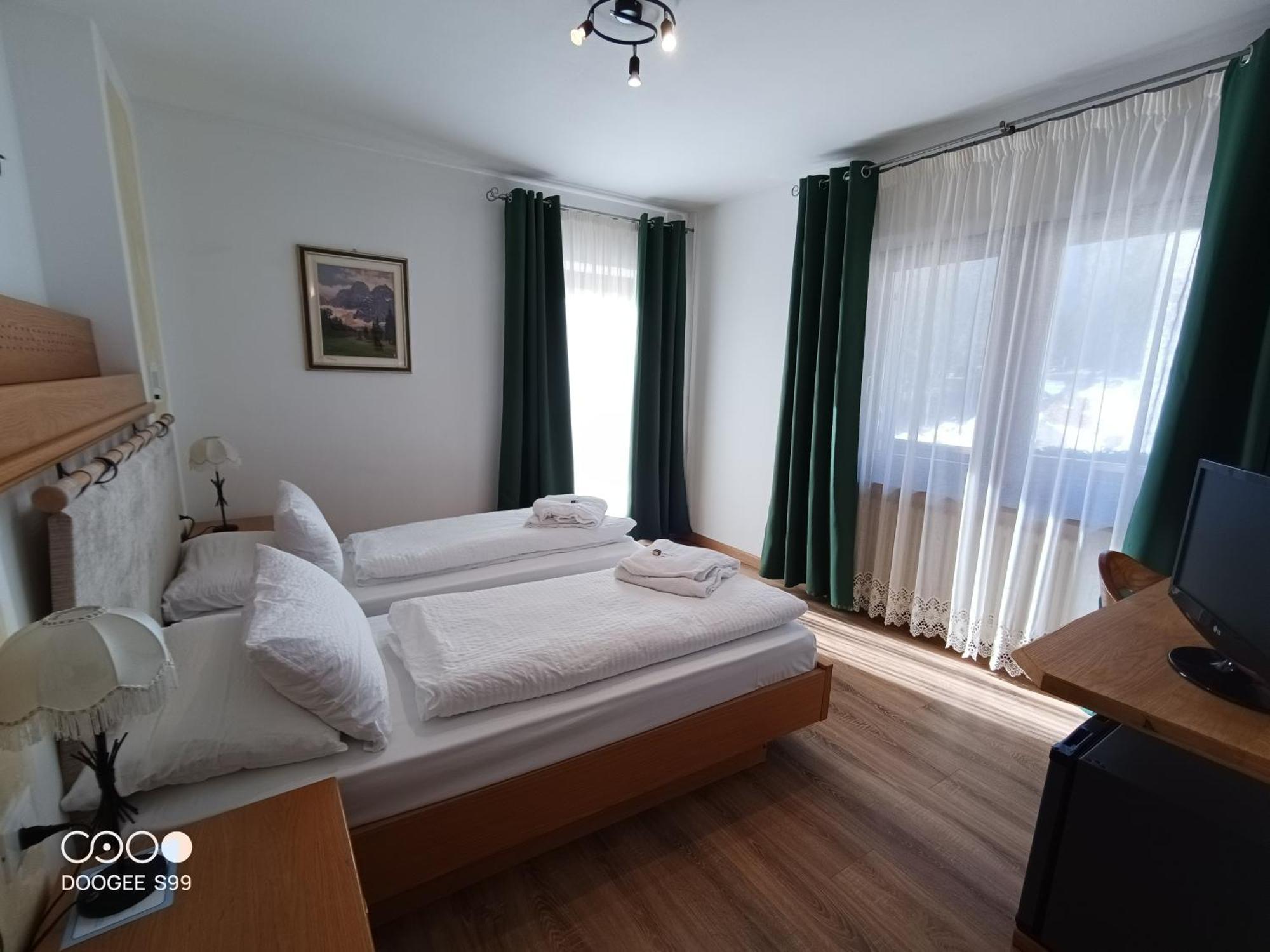 Park Hotel Arnica Фалкаде Екстериор снимка