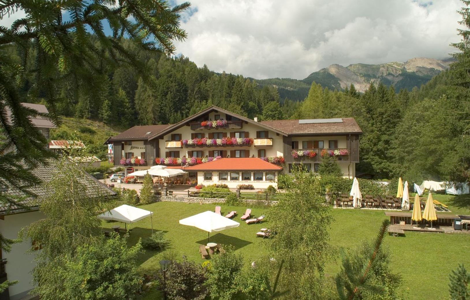 Park Hotel Arnica Фалкаде Екстериор снимка
