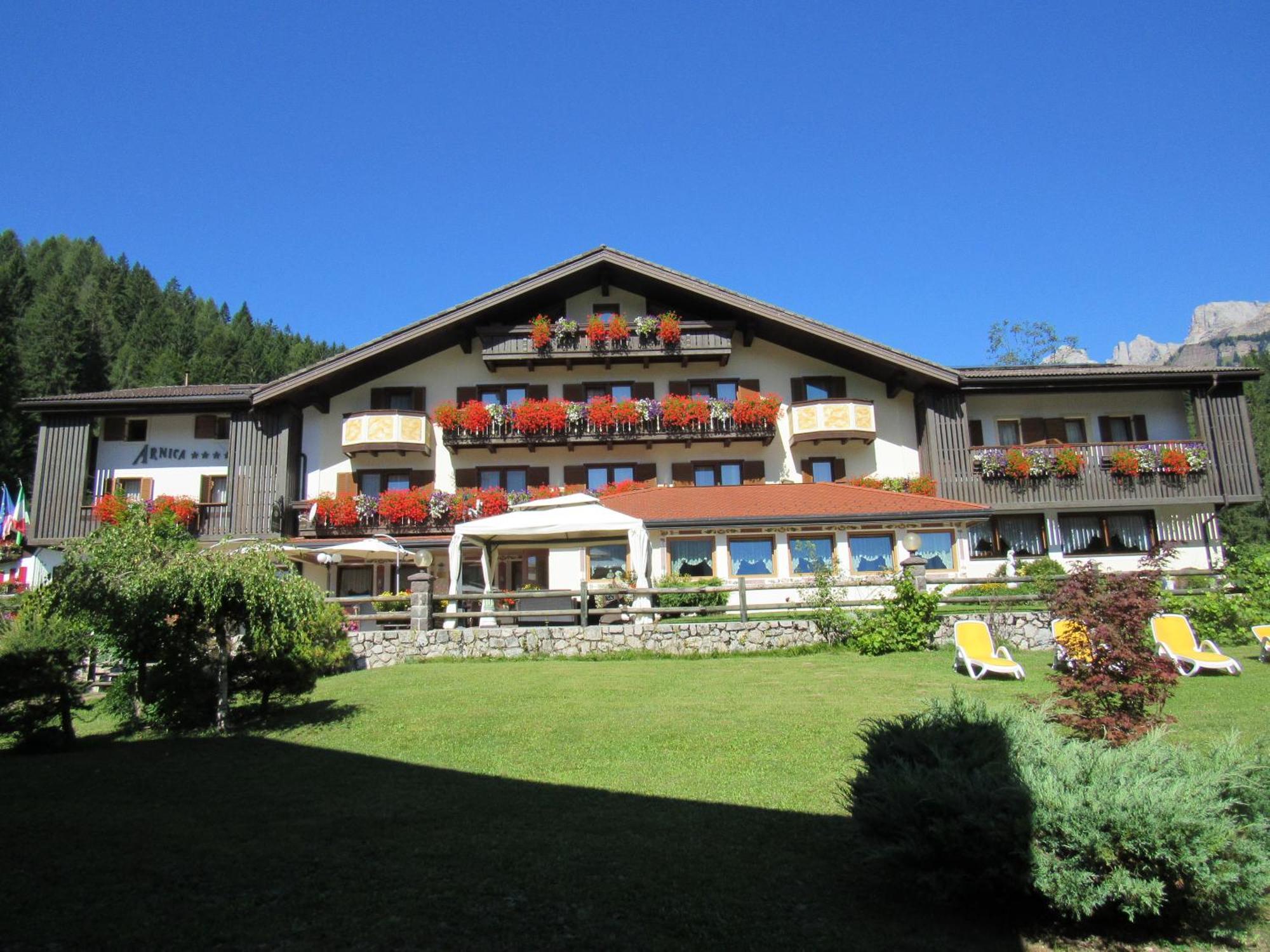Park Hotel Arnica Фалкаде Екстериор снимка