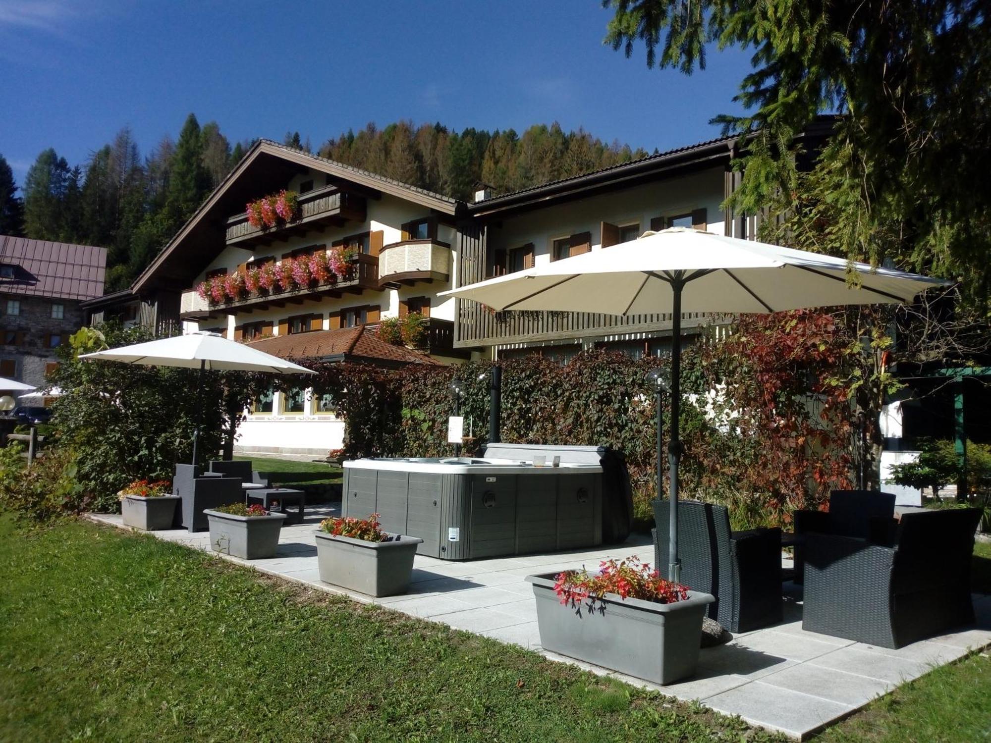 Park Hotel Arnica Фалкаде Екстериор снимка